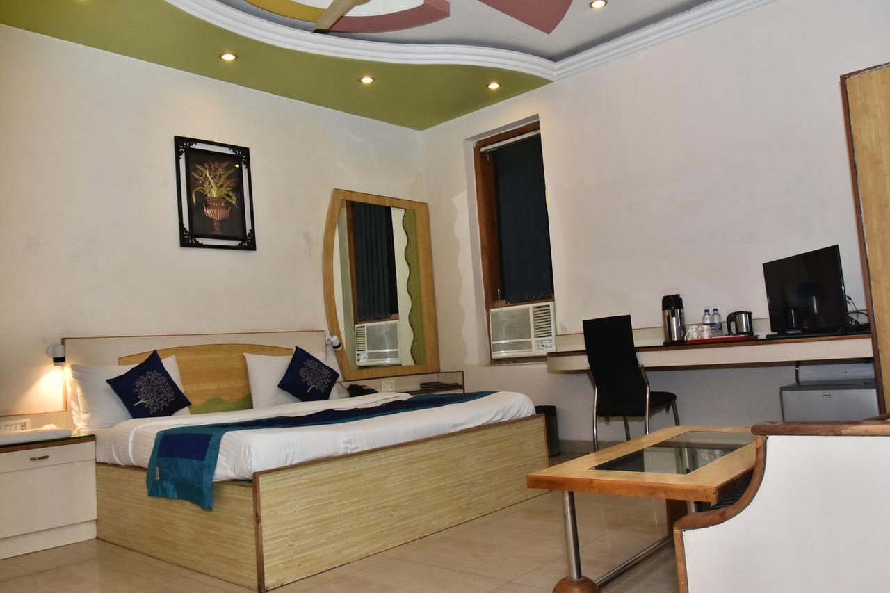 Hotel Deep Канпур Екстер'єр фото