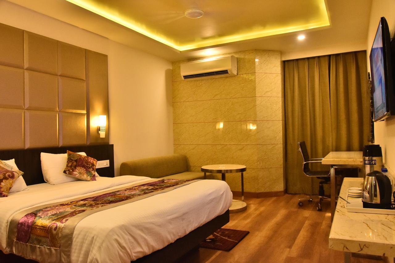 Hotel Deep Канпур Екстер'єр фото