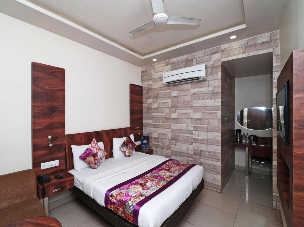 Hotel Deep Канпур Екстер'єр фото