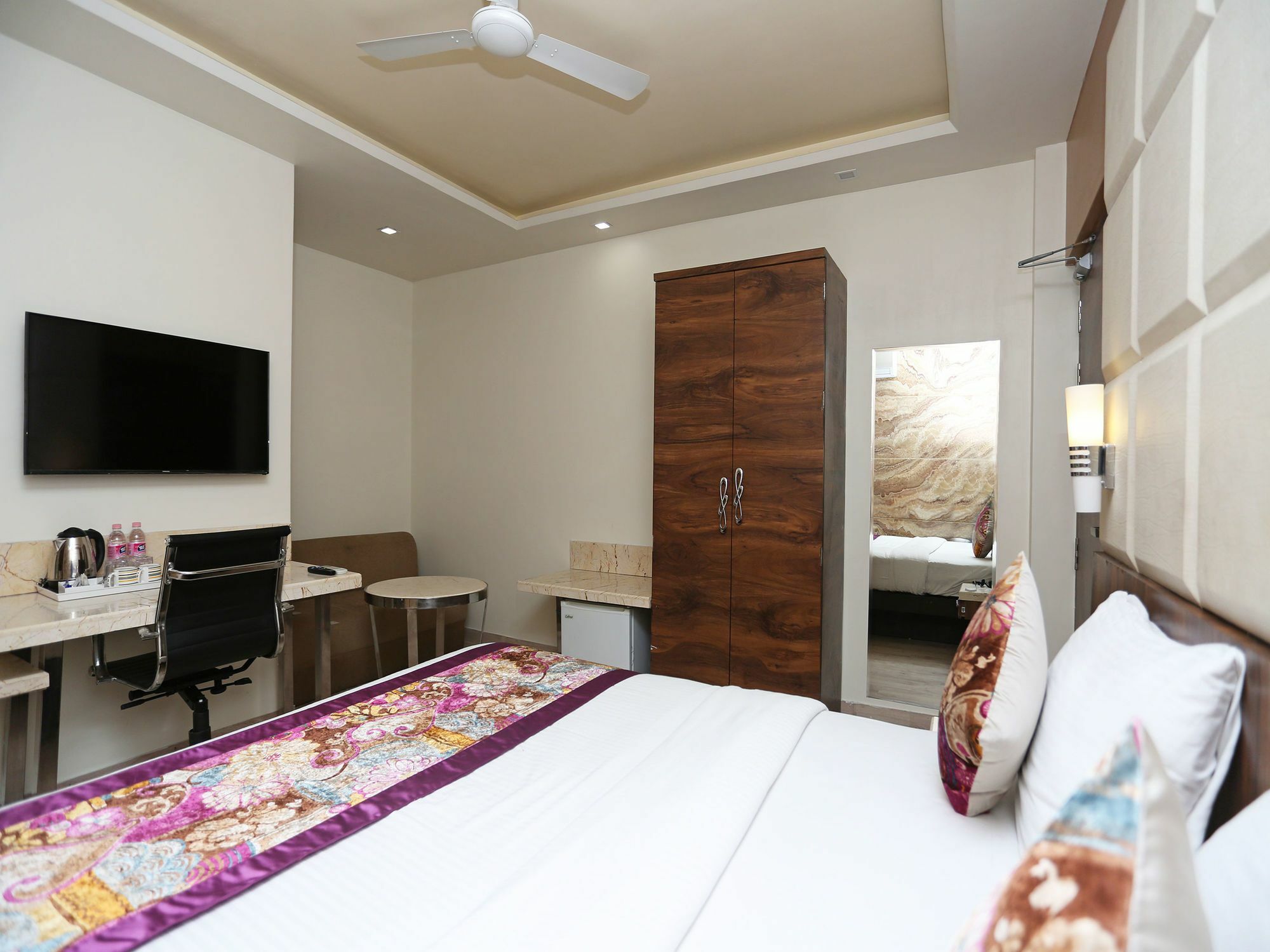 Hotel Deep Канпур Екстер'єр фото