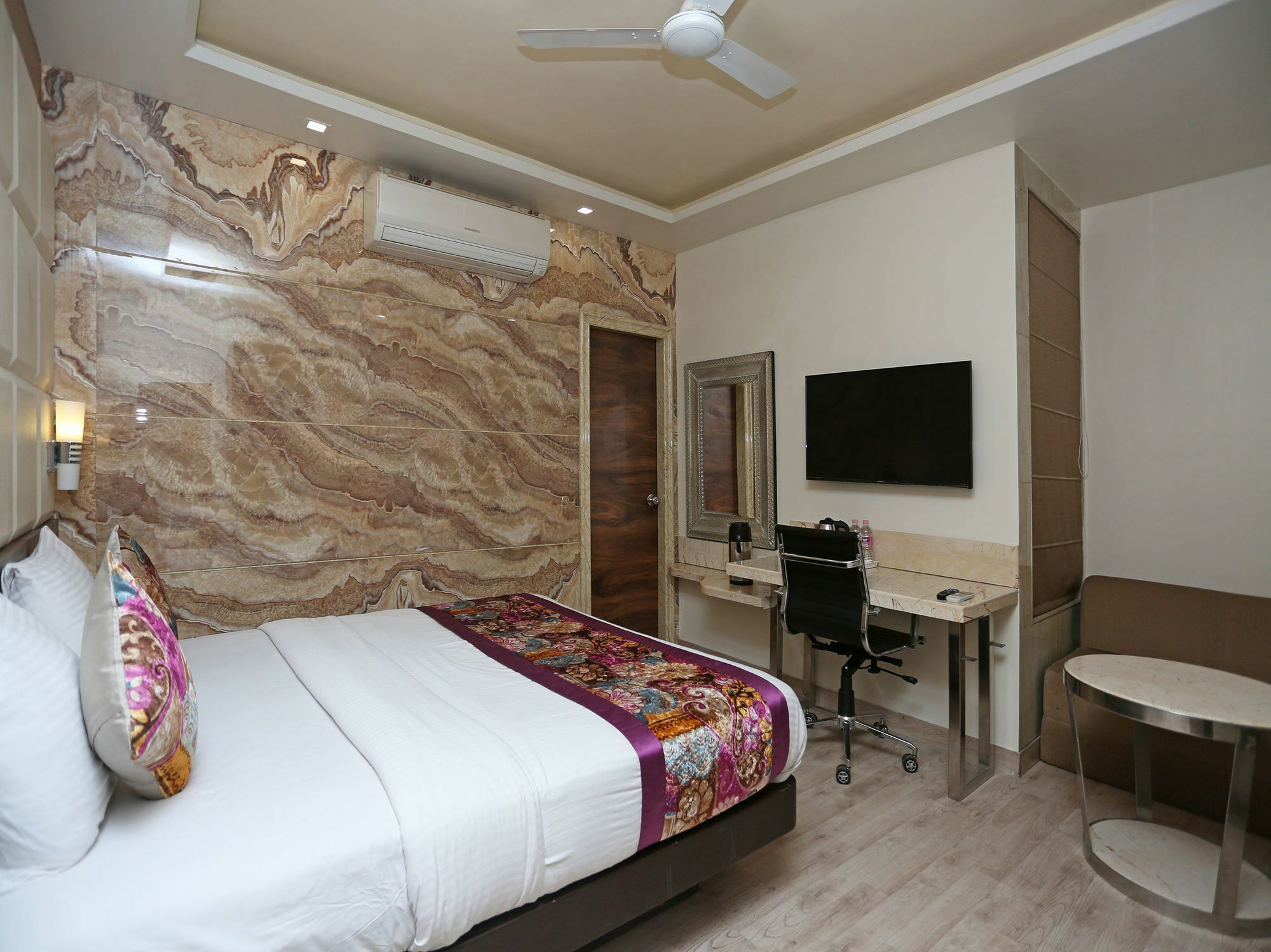 Hotel Deep Канпур Екстер'єр фото